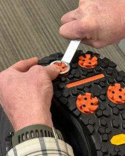 Simms - M's G4 PRO Powerlock Boot - Vibram -Simms Store PDPProductFeats S23 Powerlock CleatInstall 1100x 87a95803 6f37 4f4a add0 810fb0f34164